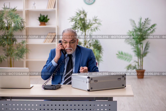 Old male employee in remuneration concept. Стоковое фото, фотограф Elnur / Фотобанк Лори