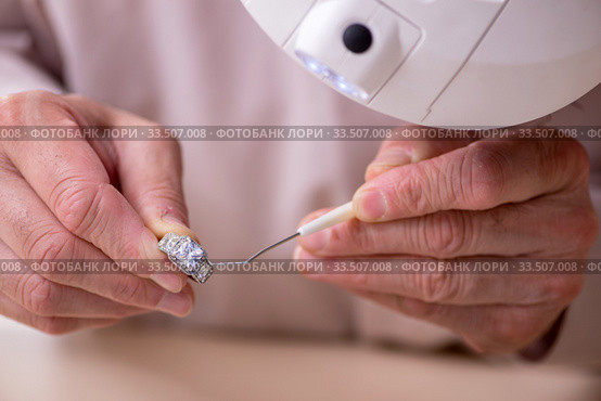 Old male jeweler at workshop. Стоковое фото, фотограф Elnur / Фотобанк Лори