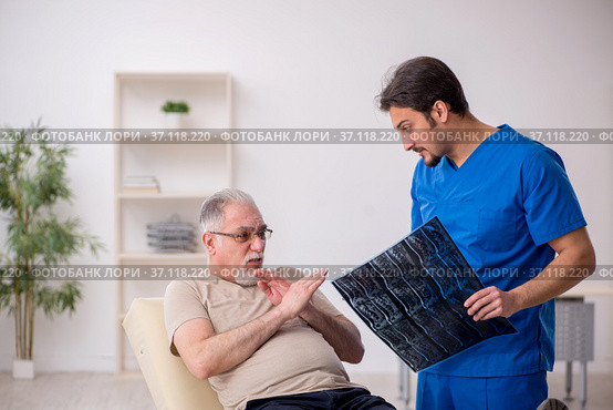 Old male patient visting young male doctor radilogist. Стоковое фото, фотограф Elnur / Фотобанк Лори