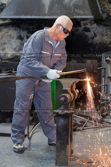 old mar welder who works a steel objet. Стоковое фото, агентство Ingram Publishing / Фотобанк Лори