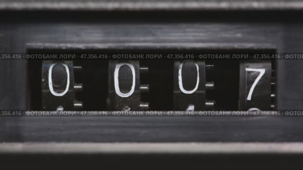 Old mechanical counter counts numbers. Стоковое видео, видеограф Михаил Коханчиков / Фотобанк Лори