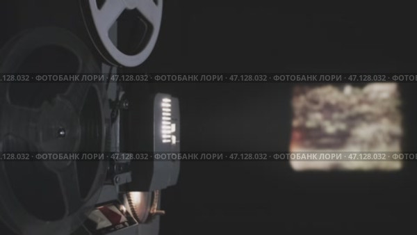 Old projector showing film. Стоковое видео, видеограф Михаил Коханчиков / Фотобанк Лори