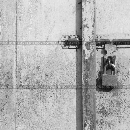 Old rusty gate latch on the door. Стоковое фото, агентство Ingram Publishing / Фотобанк Лори