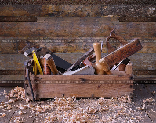 Old toolbox on the workbench in a carpentry. Стоковое фото, агентство Ingram Publishing / Фотобанк Лори
