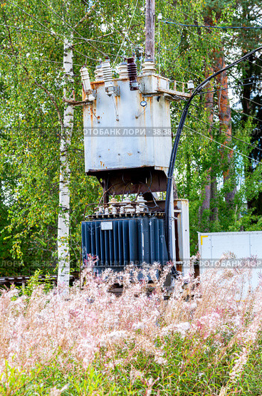 Old voltage power transformer substation at the countryside. Стоковое фото, фотограф FotograFF / Фотобанк Лори