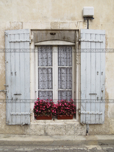 Old window with shutters in Provence style. White curtains. (2014 год). Стоковое фото, фотограф Ирина Кононова / Фотобанк Лори
