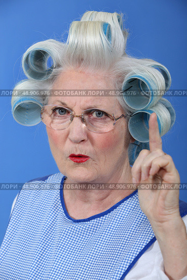 Old woman waving her finger in disapproval. Стоковое фото, агентство Ingram Publishing / Фотобанк Лори