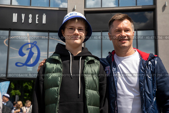 Олимпийский чемпион по гимнастике Алексей Немов с сыном перед началом высадки черешневых насаждений в парке "Динамо" в рамках фестиваля "Черешневый лес" в городе Москве, Россия (2023 год). Редакционное фото, фотограф Николай Винокуров / Фотобанк Лори