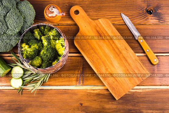 OLYMPUS DIGITAL CAMERA. healthy food composition with kitchen tools. Стоковое фото, агентство Ingram Publishing / Фотобанк Лори