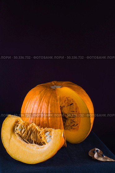 OLYMPUS DIGITAL CAMERA. koelreuteria paniculata ripe pumpkin slice black backdrop. Стоковое фото, агентство Ingram Publishing / Фотобанк Лори