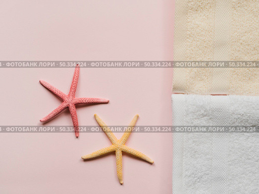 OLYMPUS DIGITAL CAMERA. top view seastars with towels. Стоковое фото, агентство Ingram Publishing / Фотобанк Лори