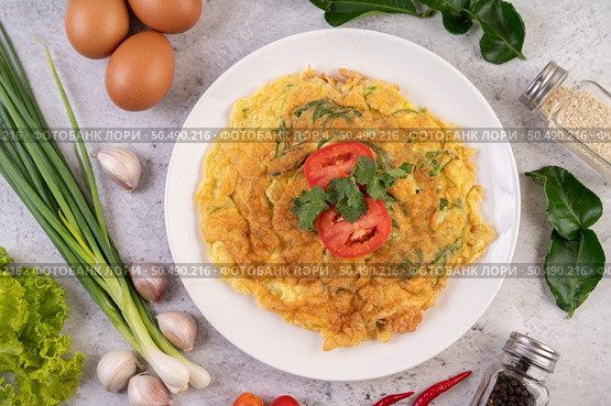 Omelet in a white plate garnished with tomatoes and coriander. Стоковое фото, агентство Ingram Publishing / Фотобанк Лори