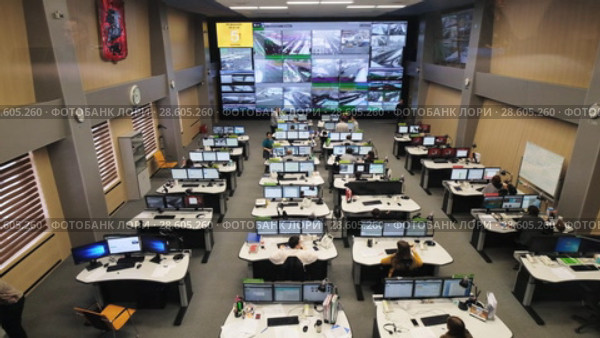 Operators work in road traffic control center (2018 год). Редакционное видео, видеограф Антон Гвоздиков / Фотобанк Лори