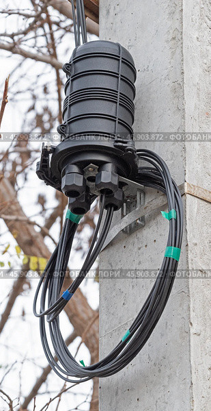 Оптическая муфта для подвесных самонесущих кабелей. Closure Optical Fiber on white background. Стоковое фото, фотограф Татьяна Д / Фотобанк Лори