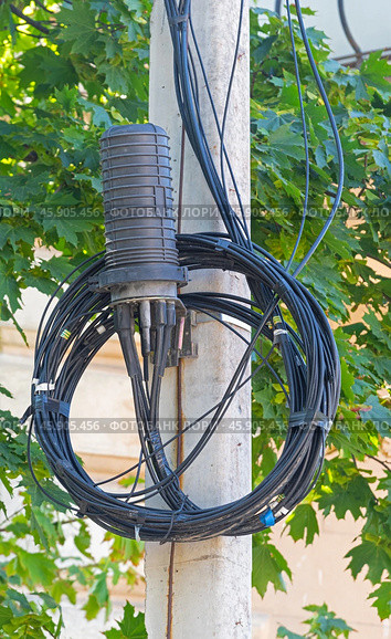 Оптическая муфта для подвесных самонесущих кабелей. Optical coupling for suspended self-supporting cables. Стоковое фото, фотограф Татьяна Д / Фотобанк Лори