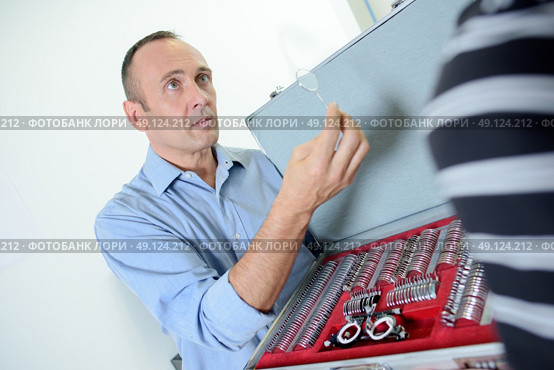 Optician holding lens accusingly. Стоковое фото, агентство Ingram Publishing / Фотобанк Лори