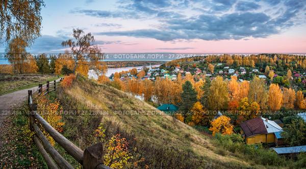 Опустился вечер на Плёс View of the autumn town of Plyos through the wooden fence (2017 год). Стоковое фото, фотограф Baturina Yuliya / Фотобанк Лори