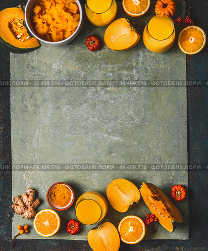Orange color smoothie ingredients background for cold season: pumpkin, orange fruits, ginger, turmeric and persimmon fruits , top view, frame, copy space. Healthy mood and energy smoothie drinks. Стоковое фото, агентство Ingram Publishing / Фотобанк Лори