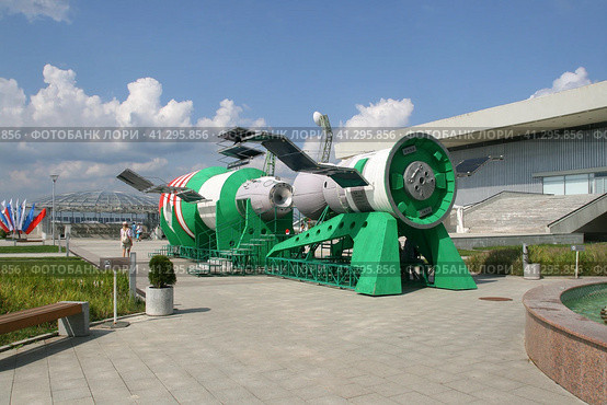 Орбитальная станция "Салют" и космический корабль "Союз" (макет). Государственный музей истории космонавтики имени К.Э. Циолковского, Калуга (2023 год). Редакционное фото, фотограф Щеголева Ольга / Фотобанк Лори
