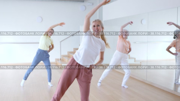 Ordinary active females exercising dance moves in dance center. Стоковое видео, видеограф Яков Филимонов / Фотобанк Лори