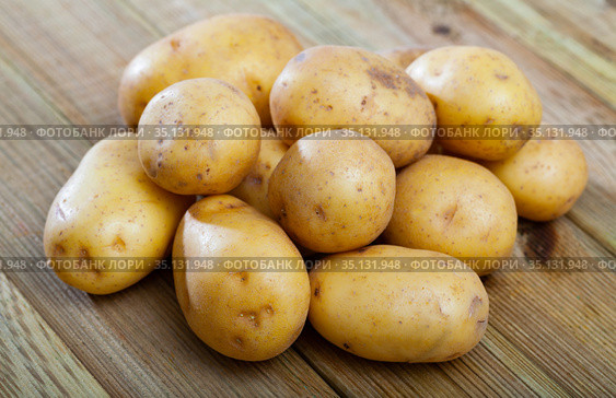Organic potatoes on wooden surface. Стоковое фото, фотограф Яков Филимонов / Фотобанк Лори