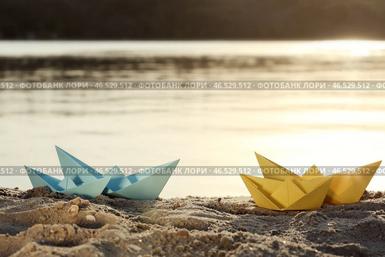 Оригами лодки на берегу моря. Стоковое фото, фотограф Pixel_shot / Фотобанк Лори