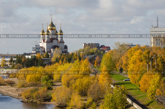 Осень в городе. Вид на город Архангельск. Михайло-Архангельский собор. Россия, Архангельская область (2019 год). Стоковое фото, фотограф Яковлев Сергей / Фотобанк Лори