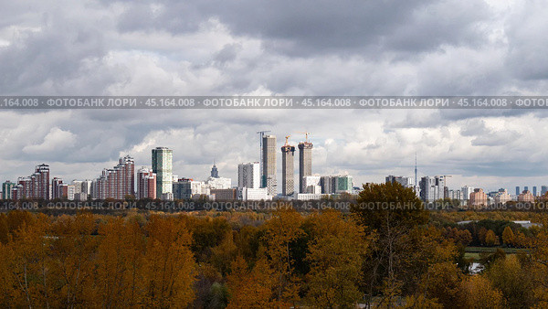 Осенний московский пейзаж. Вид с Крылатских Холмов. Москва, Россия. (2019 год). Стоковое фото, фотограф Евгений Капранов / Фотобанк Лори