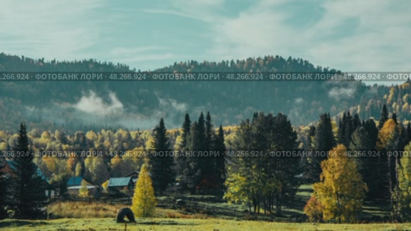 Осенний пейзаж с деревней и горами, а над деревней дымка. Стоковое видео, видеограф Александр Заречнев / Фотобанк Лори