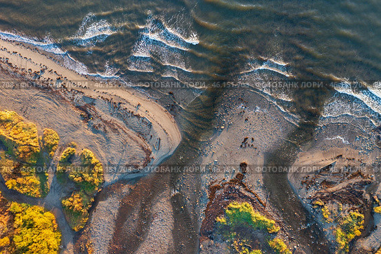 Осенняя аэрофотосъемка устья реки. Небольшая река впадает в море. Вид сверху на реку, берег моря, волны и прибой. Красивый природный фон. Стоковое фото, фотограф Андрей Степанов / Фотобанк Лори