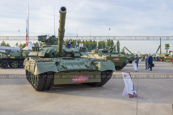 Основной танк Т-80У-1Е на международном военном форуме "Армия-2020". Парк Патриот. Редакционное фото, фотограф Виктор Карасев / Фотобанк Лори