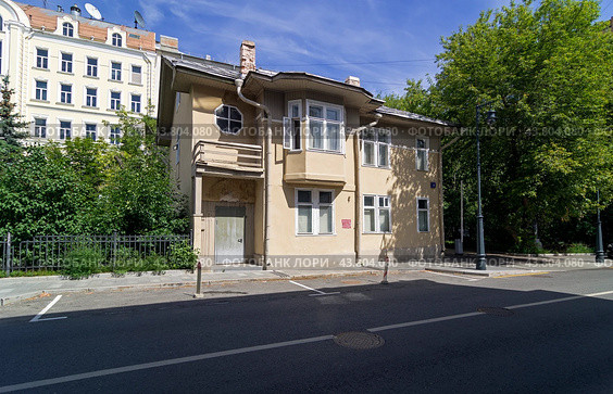 Особняк писателя С.Д. Мстиславского. Москва, Гагаринский переулок, 8А. Солнечный день в июле. (2024 год). Стоковое фото, фотограф Сергей Рыбин / Фотобанк Лори