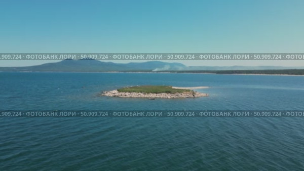 Остров чаек на озере Байкал. Стоковое видео, видеограф Степан Столбовский / Фотобанк Лори