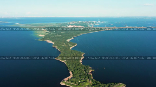Остров Котлин летом. Вид на форт "Риф" и заказник "Западный Котлин" с воздуха. Kotlin Island in summer. View of the Reef Fort and the Zapadny Kotlin Nature Reserve from the air. (2022 год). Редакционное видео, видеограф Евгений Романов / Фотобанк Лори
