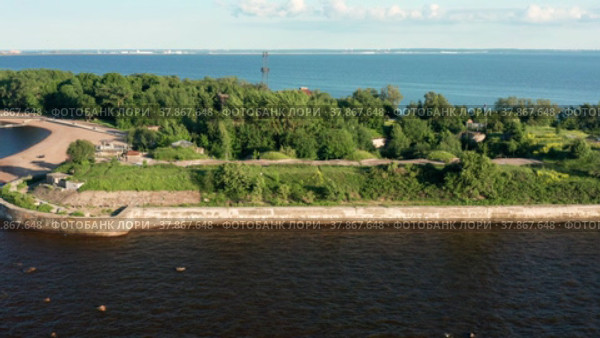 Остров Котлин летом. Вид на форт "Риф" и заказник "Западный Котлин" с воздуха. Kotlin Island in summer. View of the Reef Fort and the Zapadny Kotlin Nature Reserve from the air. (2022 год). Редакционное видео, видеограф Евгений Романов / Фотобанк Лори