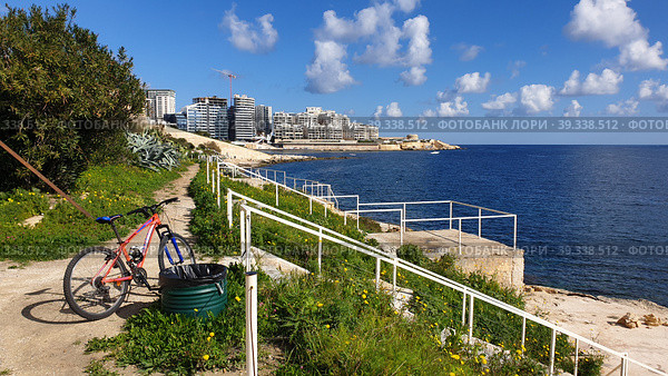 Остров Маноэль. Гавань Марсамксетт (Marsamxett Harbour). Город Гзира. Мальта (2023 год). Редакционное фото, фотограф lana1501 / Фотобанк Лори