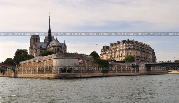 Остров Сите́ (Île de la Cité) и Собор Парижской Богоматери, Нотр-Дам де Пари (Cathédrale Notre-Dame de Paris), вид с востока, Париж, Франция (2013 год). Стоковое фото, фотограф Дарья Кравченко / Фотобанк Лори