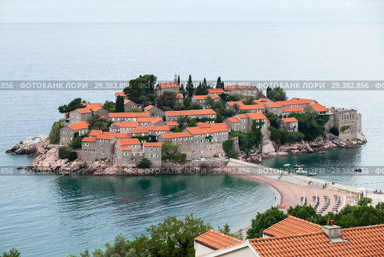 Остров Свети Стефан (Sveti Stefan). Вид из города. Черногория (2016 год). Стоковое фото, фотограф Кекяляйнен Андрей / Фотобанк Лори