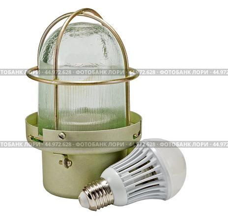 Осветительная лампа с защитным металлическим кожухом на белом фоне. A lighting lamp with a protective metal casing isolated over white background. Стоковое фото, фотограф Татьяна Д / Фотобанк Лори