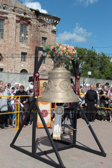 Освящение 700 килограммового колокола в честь 700 летия города Клин (2017 год). Редакционное фото, фотограф Дмитрий Неумоин / Фотобанк Лори