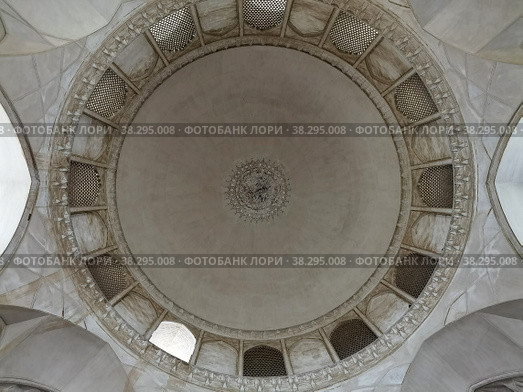 Отделка купола мечети Али Бозорг в Кашане (Иран) (2022 год). Редакционное фото, фотограф Максим Гулячик / Фотобанк Лори