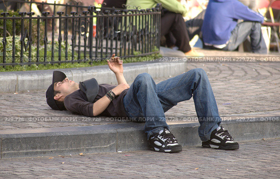 Отдых на мостовой (2007 год). Редакционное фото, фотограф Артем Ефимов / Фотобанк Лори