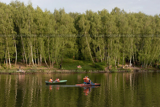 Отдых на воде. Лодки и Катамараны на пруду (2024 год). Редакционное фото, фотограф Екатерина Шапошникова / Фотобанк Лори