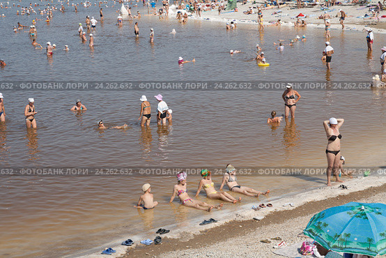 Отдыхающие на озере Соль- Илецка (2011 год). Редакционное фото, фотограф Акиньшин Владимир / Фотобанк Лори