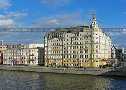 Отель "Балчуг Кемпински" на Раушской набережной в центре Москвы (2010 год). Редакционное фото, фотограф lana1501 / Фотобанк Лори