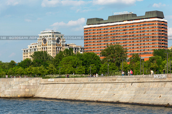 Отель "Президент". ЖК "Коперник". Парк "Музеон". Москва (2019 год). Редакционное фото, фотограф Александр Щепин / Фотобанк Лори