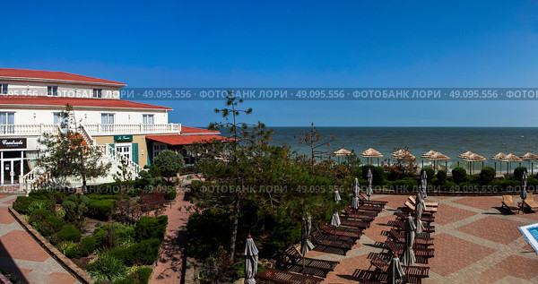 Отель «Sun Resort» на первой линии Бердянской Косы на побережье Азовского моря. Бердянск. Запорожская область. Редакционное фото, фотограф Сергей Афанасьев / Фотобанк Лори