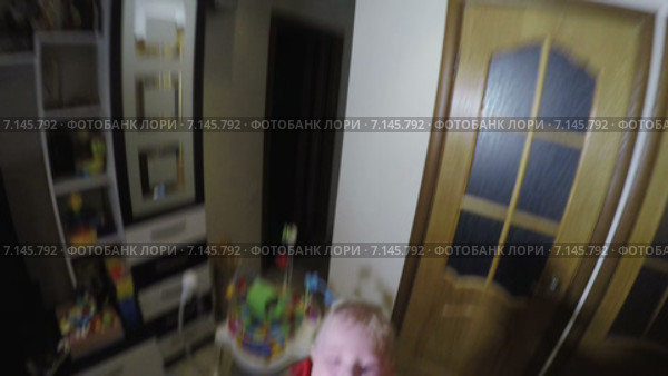 Отец держит ребенка и на руках и подкидывает его вверх. Стоковое видео, видеограф Потийко Сергей / Фотобанк Лори