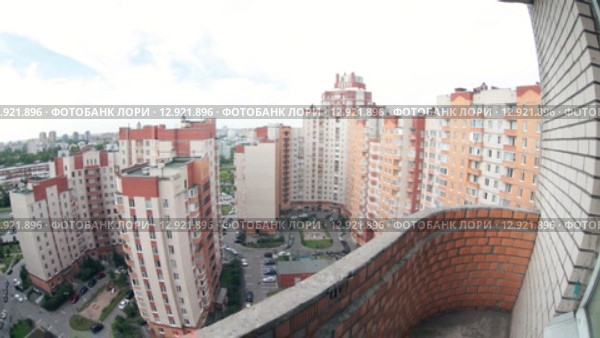 Открытый балкон кирпично монолитного дома на высоком этаже. Стоковое видео, видеограф Кекяляйнен Андрей / Фотобанк Лори