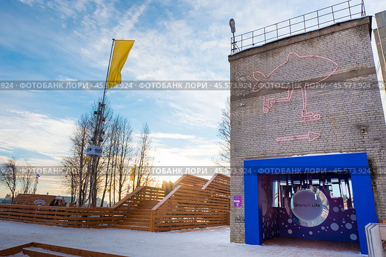 Открытый каток Севкабель Порт "Каток у моря". Логотип Рыба на коньках. Санкт-Петербург (2021 год). Редакционное фото, фотограф Ольга Визави / Фотобанк Лори